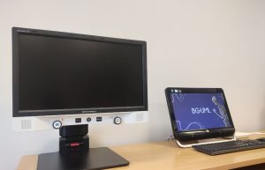czytnik elektroniczny powiększający drukowane zbiory biblioteczne, ułatwiający korzystanie z nich osobom z niepełnosprawnością narządu wzroku